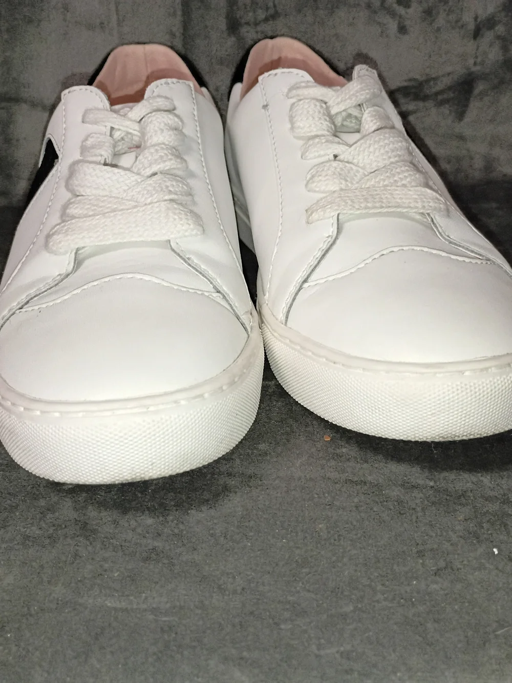 kate spade Fez White Sneakers with Black Spade Accent Size 11 EUC